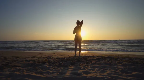 Gezonde Vrouw Aan Zee Bij Zonsondergang Doen Gymnastiek Oefeningen — Stockfoto