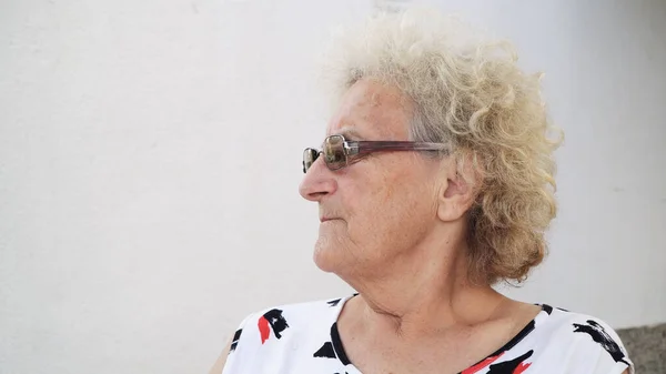 Thoughtful 70S Woman Looks Away Thoughtful Alone — Stock Photo, Image