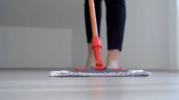 Barefoot Vrouw Schoonmaken Vloer Met Natte Dweil Pad — Stockfoto