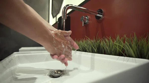 Tvätta Händerna Gnugga Med Tvål Man För Att Förebygga Koronavirus — Stockfoto