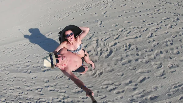 Kumsalda Orta Yaşlı Bir Çift Etrafında Dönerek Eğleniyor — Stok fotoğraf