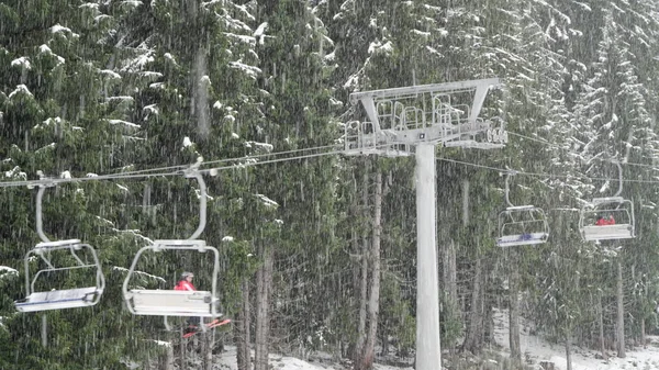 Skidåkare Skidlift Kraftig Snöstorm Vacker Semester Vinterbergen — Stockfoto