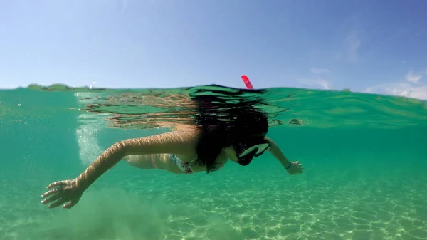 Nastolatka Dziewczyna Snorkeling Powierzchni Wody Kopuła Gopro Pół Podwodny Widok — Zdjęcie stockowe