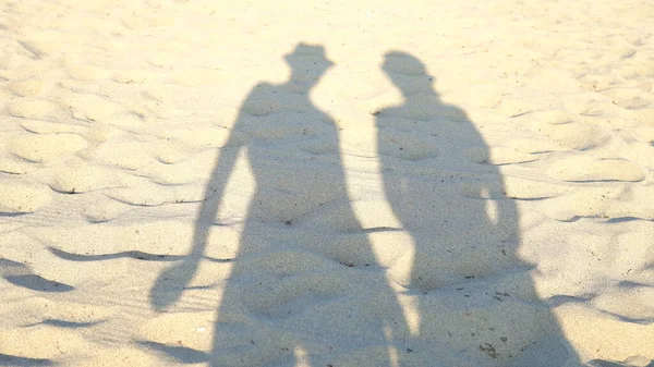 熱帯のビーチで踊る2人の女の子の影 ビーチパーティーで楽しんで — ストック写真