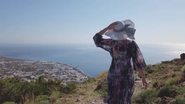 Žena Chůze Hoře Starověké Thera Santorini Těší Letecké Panoramatický Výhled — Stock fotografie