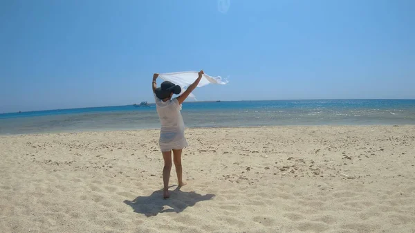 Hermosa Mujer Joven Sosteniendo Una Bufanda Viento Playa Paradise Isla — Foto de Stock