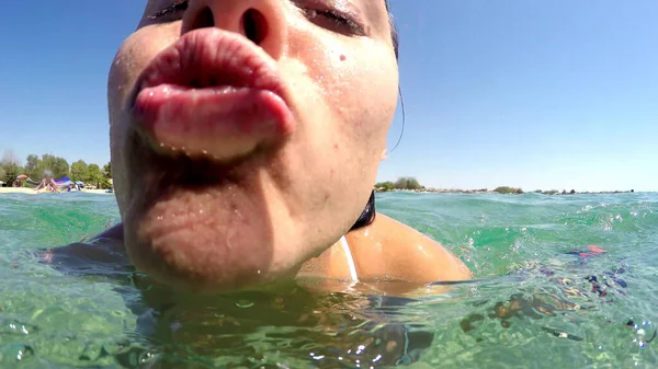 Happy Smiling Teen Girl Having Fun Swimming Underwater Giving Kisses — Stock Photo, Image