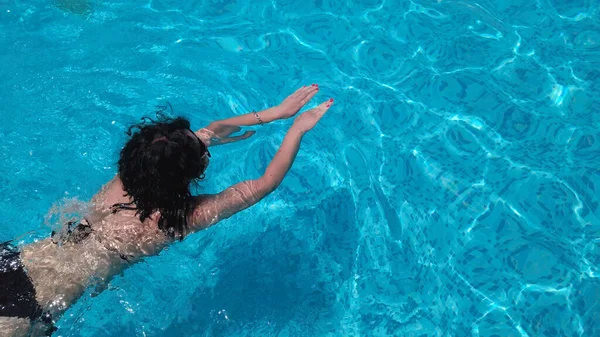 Cabello Rizado Mujer Nadando Una Piscina Lujo Cámara Lenta — Foto de Stock