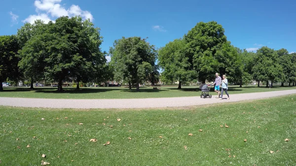 Windsor England Περίπου Ιούλιος 2017 Δύο Παιδιά Ιππασία Σκούτερ Ποδήλατα — Φωτογραφία Αρχείου