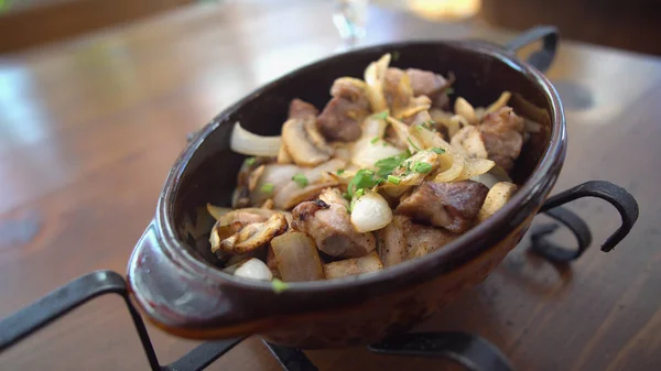 在Ketsi餐厅吃肉食的Pov 乔舒利 桌上黏土盘的热肉 — 图库照片