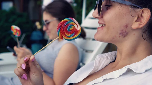 Vrienden Likken Lolly Bij Het Zwembad Dansen Muziek — Stockfoto