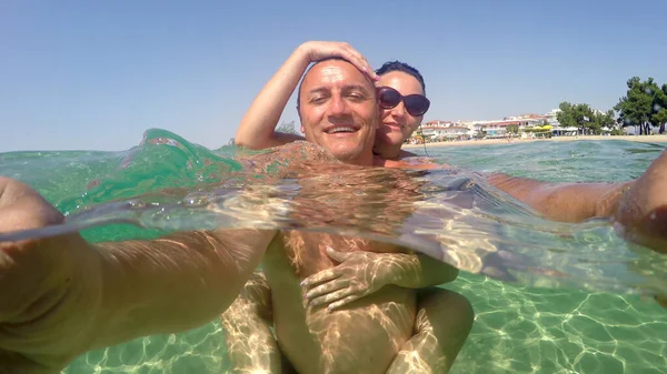 浪漫快乐的夫妻在碧绿的海滩上悠闲自在 暑假的概念 — 图库照片