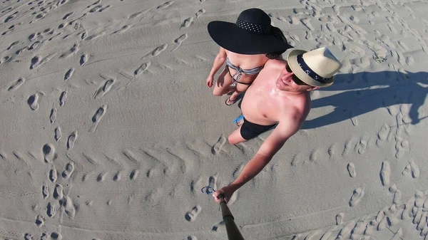 Bikinili Şapkalı Çiftin Tropikal Sahilde Yürüdüğü Bir Selfie — Stok fotoğraf