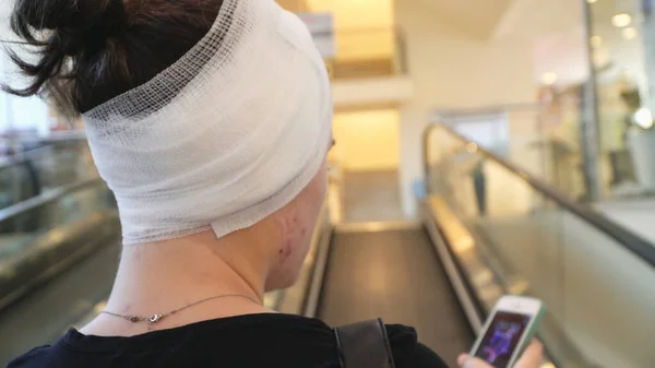 Dziewczyna Urazem Głowy Chirurgia Ucha Owinięta Bandaże Wspinające Się Ruchomych — Zdjęcie stockowe