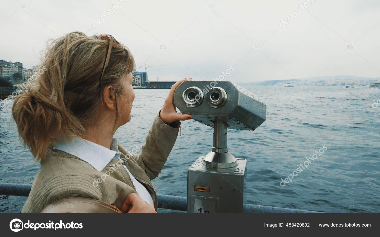 Femme Observant Côté Asiatique D'istanbul Avec Télescope Binoculaire Pièces  Monnaie image libre de droit par zefart © #453429892