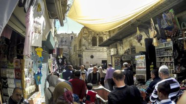 Jerusalem, İsrail - 31 Ağustos, 2016: insanlar ve sokak pazarında Kudüs İsrail'in turizm