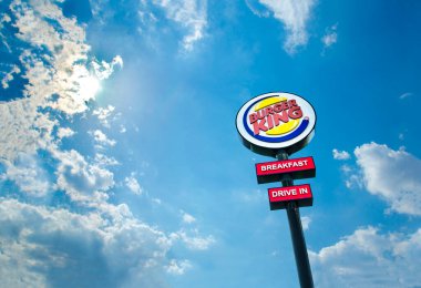 SOFAIA, BULGARIA - takriben AUG, 2016: Burger King Restoranları gündüzleri logo kullanıyorlar. BK olarak kısaltılan Burger King, Amerika Birleşik Devletleri 'nin en büyük hamburgerci restoranlarıdır.