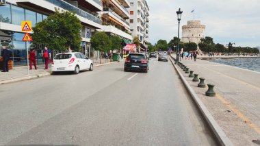 Selanik, Yunanistan - 15 Mayıs 2019: Kentte trafik sıkışıklığı, Yunanistan 'ın Selanik kentinde karayolu, yavaş çekimde araç kullanma pov