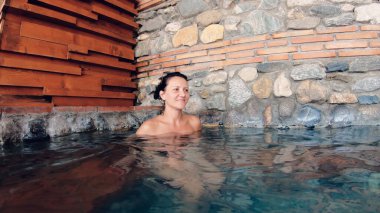 Türk hamamında ya da hamamda bir kadın 