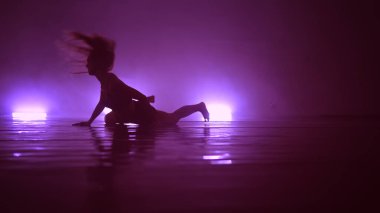 Dans pistinde dumana dönüşen şehvetli erotik dans.