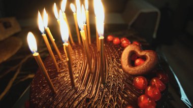 Doğum günü pastasında yanan mumlar