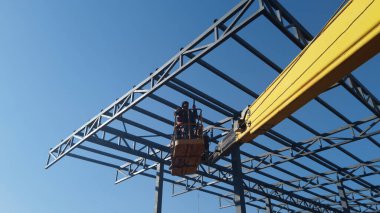 İnşaat alanında teçhizatlı yüksek kiraz toplayıcısı.