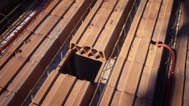 Beton kaplamadan önce döşeme döşemesi, yapım aşamasında