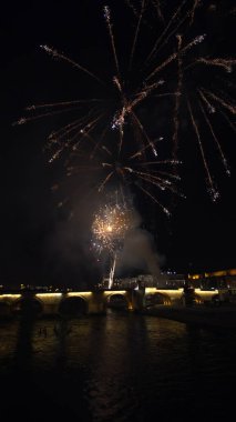 Üsküp 'te Yeni Yıl kutlamaları, Vardar Nehri ve Taş Köprüsü panoramik manzarası, dikey yönelim