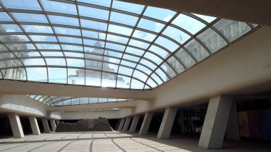 Çekici İspanyol kadın Sofya, Bulgaristan 'ı ziyaret ediyor, Serdica' da yürüyor ve zıplıyor, ağır çekimde