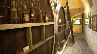 Fira, Santorini - 25 Mayıs 2019: Vothonas 'taki Koutsoyannopoulos Şarap ve Şarap Müzesi. Mahzenlerde antik çağlarda şarabın nasıl üretildiğine dair eski nesneler ve figürler vardır.