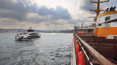 İstanbul, Türkiye - 15 Mayıs 2019: Feribot Asya tarafındaki Uskudar limanına yanaşıyor