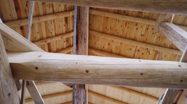 Yuvarlak ahşap ev inşaatı