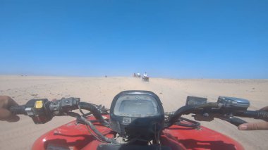Pov, ATV arazi aracı off-road kum tepecikleri çöl yarışında toz bulutları yaratıyor. Yarışmak ve eğlenmek..