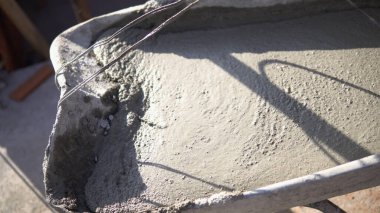 İnşaat alanında beton bir tramvayı kaldırmak.