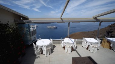 Fira, Santorini, Cyclades, Yunanistan 'da denize bakan güzel teras