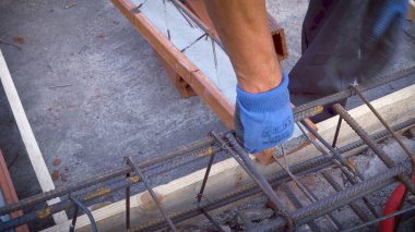 İnşaat alanındaki döşeme döşemesi beton döşemeden önce, inşaat halinde.