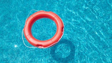 Yaşam Kayışı ya da Can Kaynağı Sunny Blue Water 'ın üstünde yüzüyor, yavaş çekim