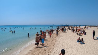 Hurghada, Mısır - 14 Sep, 2019: Giftun Adası sahilinde turistler, Hurghada, Mısır