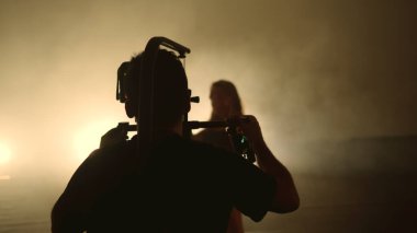 Kameraman stadicam elektronik titreşim stabilizasyonunu kullanarak modern dans performansının videosunu çekiyor.