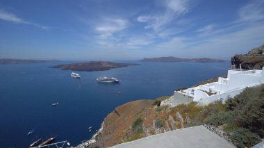 Yunanistan 'ın Santorini kentindeki Caldera tto kruvazörlerinden ve volkan adasından panoramik manzara