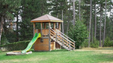 Ormanda kaydırağı olan çocuk parkı.