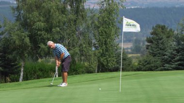 Bansko, Bulgaristan - 12 Eylül 2019: Golf oyuncusu golf topunu deliğe soktu