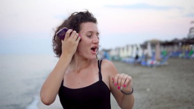 Gün batımında güneşli sahilde dans eden tatlı kız.