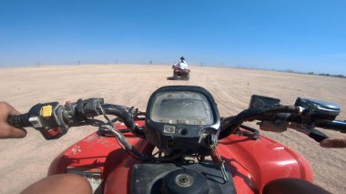 Mısır 'ın Sharm el Sheikh yakınlarındaki çölde bisiklet sürmek. ATVSand ve Sand Borkhan' daki çöl off-road maceraları. Kaya ve gün batımı. Dörtlü Bisiklet Seyahati. İnsanlarla Gezinti.