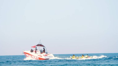 Halkidiki, Yunanistan - 25 Haziran 2018: Denizlerde adrenalin dolu yaz sporu macerası yaşayan insanlar