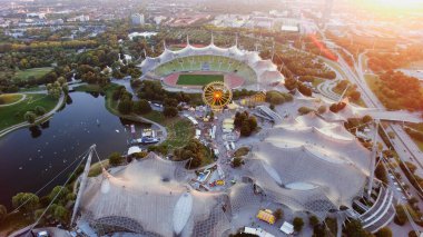 Olympia Stadyumu ve Olympia Parkı 'nın Olympia Kulesi yüksekliği 291 metre. Almanya 'da gün batımında Münih' in güzel manzarası.