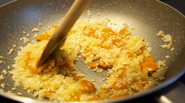 Büyük tavada sebzeli pilav.