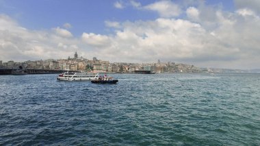 İstanbul 'da İstanbul Boğazı' nda Cityscape ve Köprüsü ile turizm teknesi gezisi