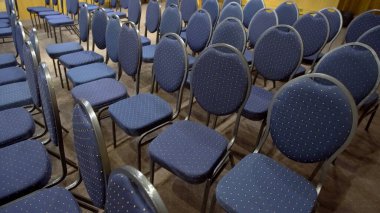 İşsizlik konferans salonunda sandalyeler