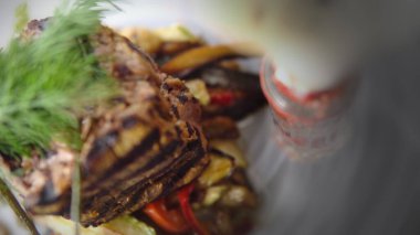 Biftek rulosu biftek, çeşitli baharatlar ve çeşitli otlar tabakta.